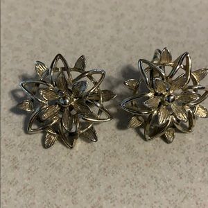 Vintage Sarah Coventry silver tone earrings flower design (162)